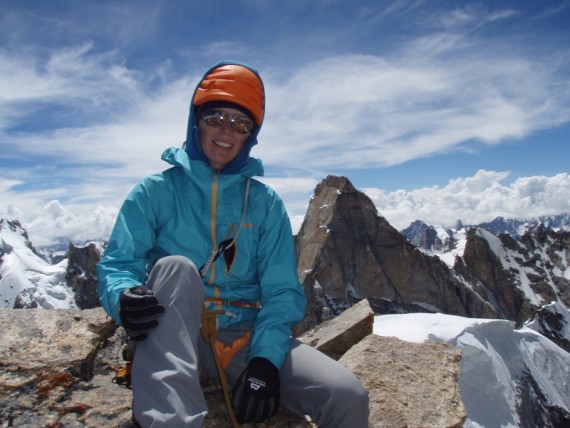 Nastja na zahodnem vrhu Remalaye (6266 m), v ozadju vzhodna stena H8